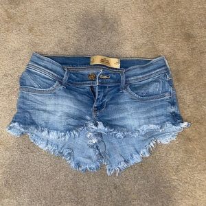 HOLLISTER LOW RISE 2” inseam shorts - SIZE 1 (25 w)